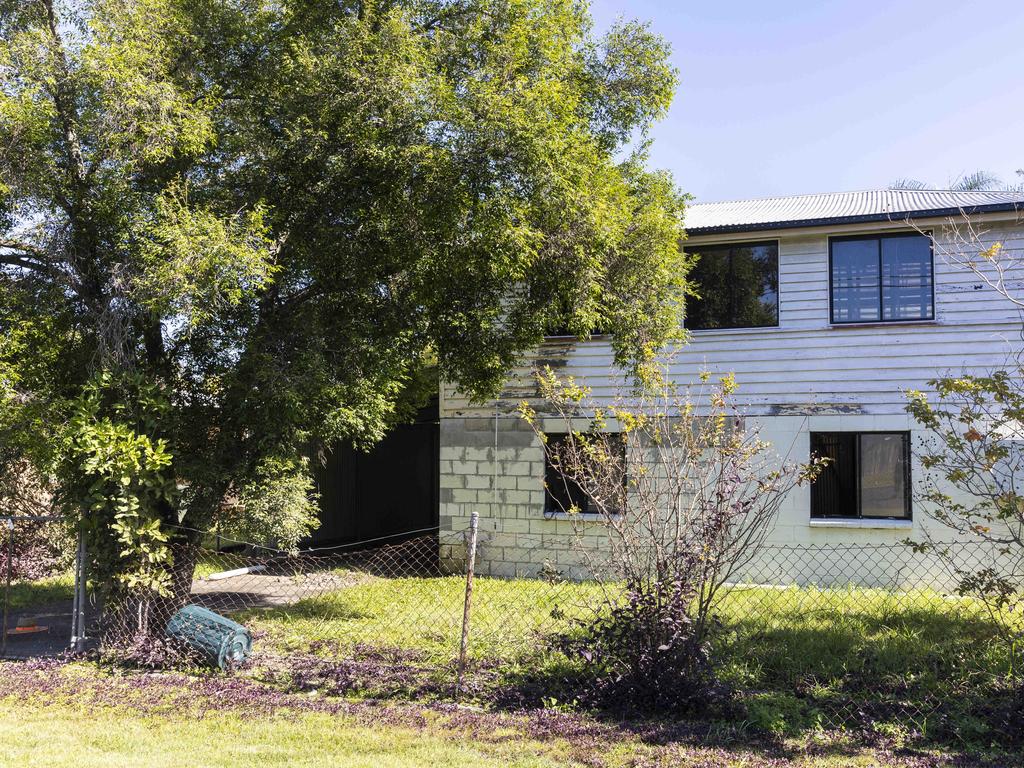 An abandoned / unoccupied, flood damaged house on Galah Street, Rocklea. Many houses in Rocklea have been unoccupied since the floods in February, with some apparently unoccupied since the 2011 flood. Picture : Matthew Poon.