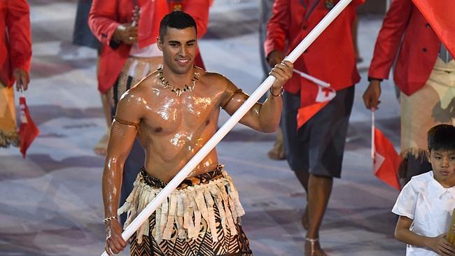 Tonga's flag-bearer Pita Nikolas Taufatofua leads his delegation during the opening ceremony of the Rio 2016 Olympic Games at the Maracana stadium in Rio de Janeiro on August 5, 2016. / AFP PHOTO / OLIVIER MORIN