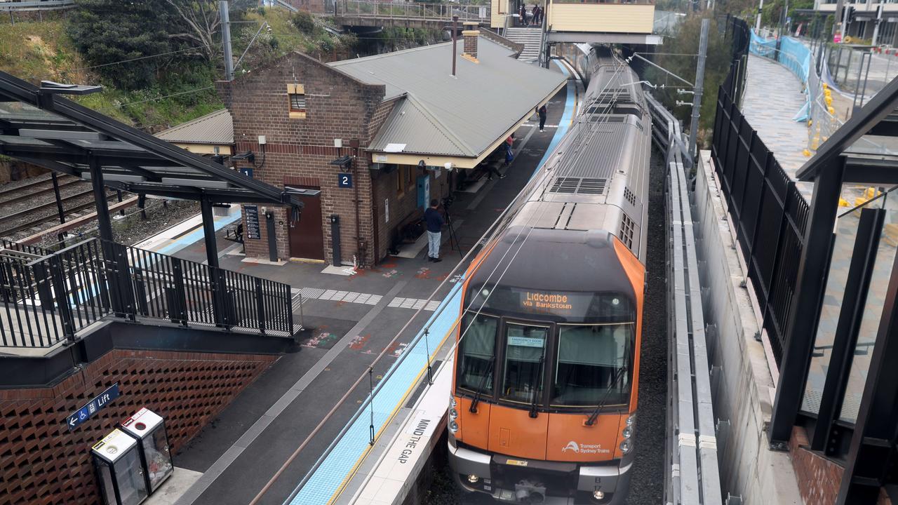 All trains are running with a speed restriction due to the heat. Picture: NewsWire / Damian Shaw