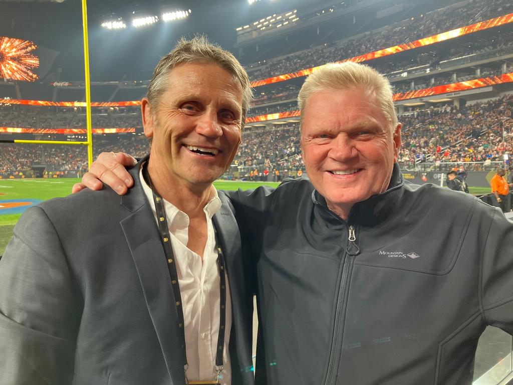 Wayne Pearce and Paul Vautin caught up in Las Vegas.