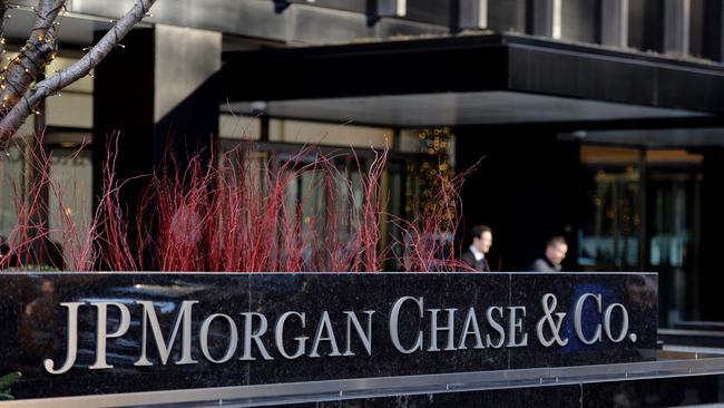 (FILES) This file photo taken on December 12, 2013 shows the headquarters of JP Morgan Chase on Park Avenue in New York.  Banking giant JP Morgan Chase has agreed to pay more than $264 million to resolve allegations it bribed officials in China by giving prized jobs and internships to friends and relatives, officials announced November 17, 2016."Awarding prestigious employment opportunities to unqualified individuals in order to influence government officials is corruption, plain and simple," Leslie Caldwell, chief of the US Justice Department's criminal division, said in a statement.  / AFP PHOTO / Stan HONDA