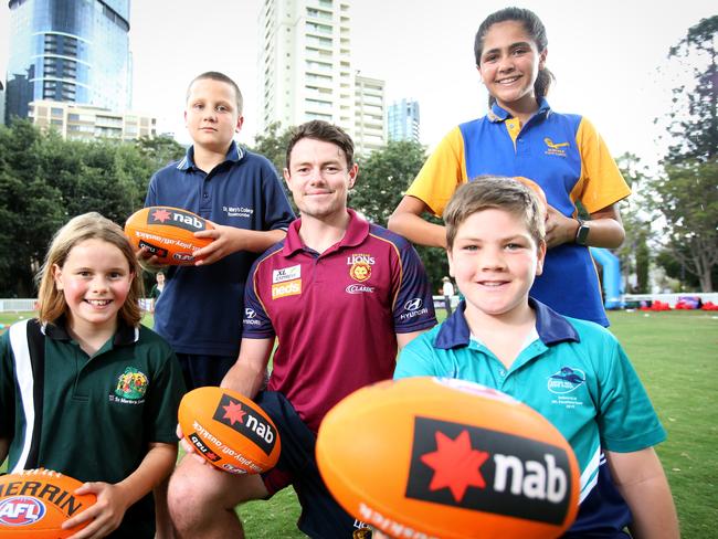 Lachie Neale, with Auskick kids, L to R, Dakota Wilson 10yrs from St Martins, Brooklyn Campbell 11yrs, St MaryÃs College, Inara Draper 11yrs from Glenvale State School, Ethan Stackelberg 11yrs from Eatons Hill State School, Brisbane City Botanical Gardens, on Thursday October 22th 2020 - Photo Steve Pohlner