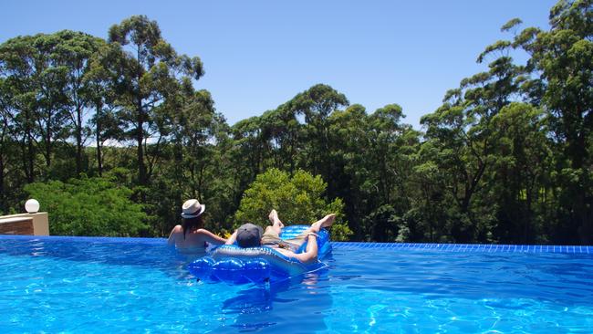 Enjoy Ridge Retreat’s stunning infinity pool.