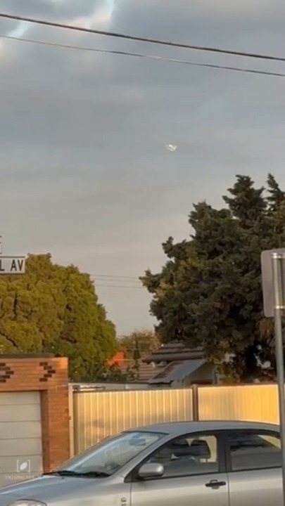 Video shows a reported UFO sighting in Victoria