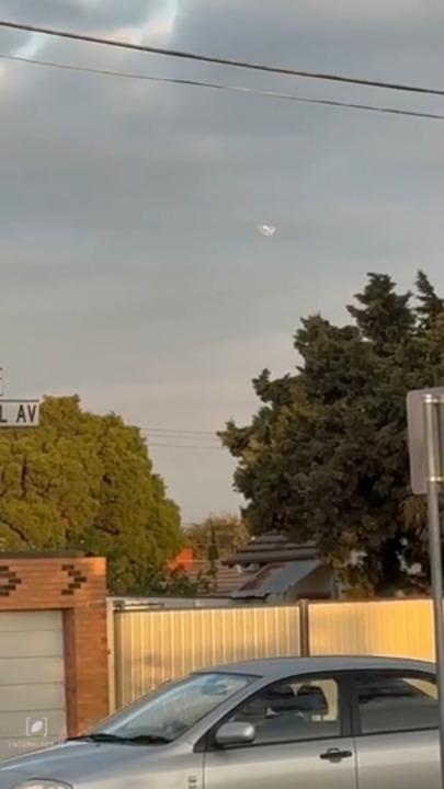 Video shows a reported UFO sighting in Victoria 