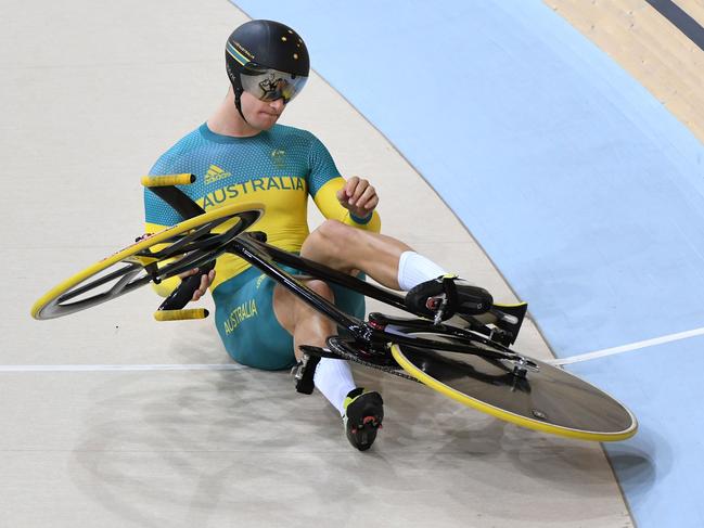 Australia's Matthew Glaetzer falls during the Men's Keirin finals track cycling event at the Velodrome during the Rio 2016 Olympic Games in Rio de Janeiro on August 16, 2016. / AFP PHOTO / Greg BAKER