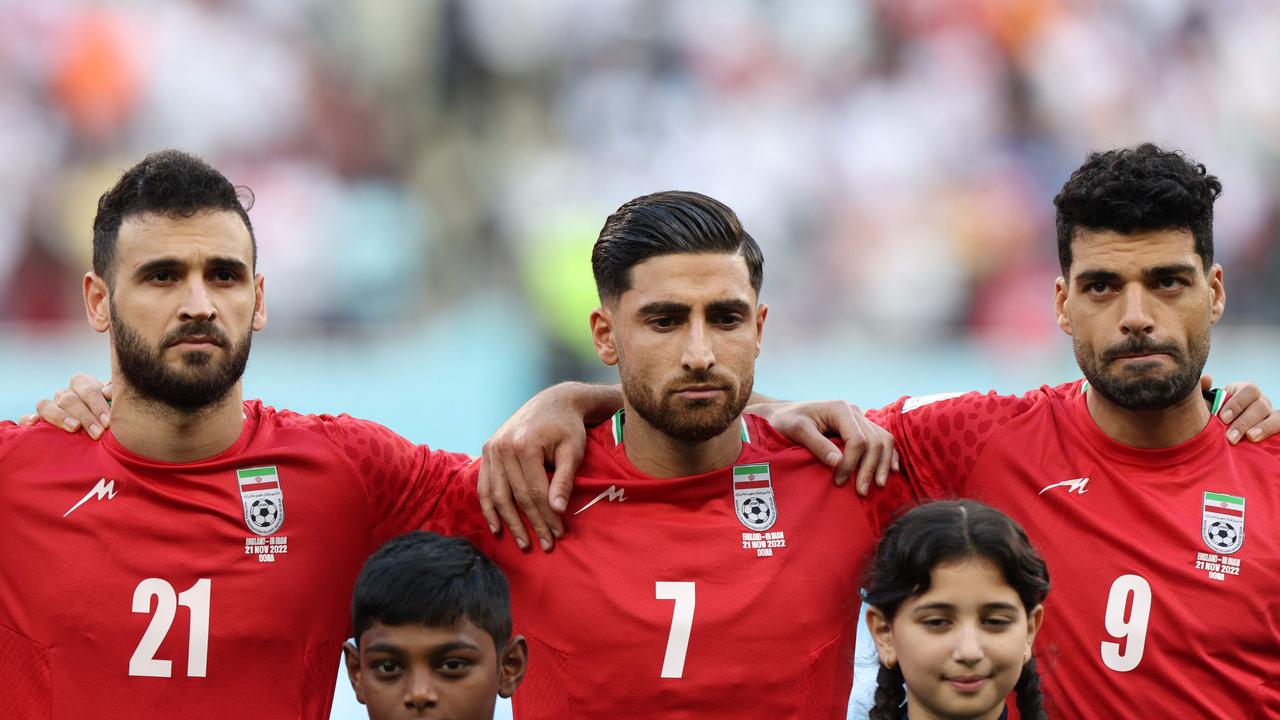 İranlı oyuncular İngiltere’ye karşı Dünya Kupası’nda milli marşı söylemeyi reddetti