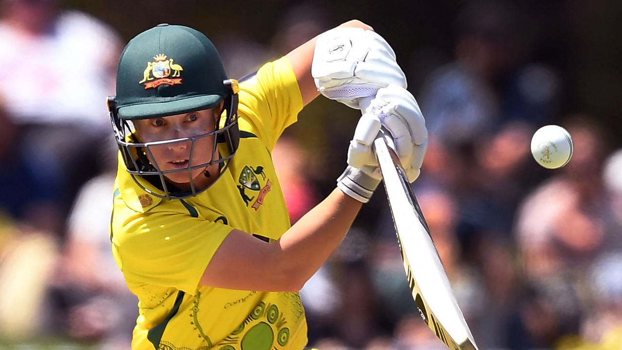 Alyssa Healy is backing herself with the willow ahead of the trip across the ditch. Picture: William West / AFP