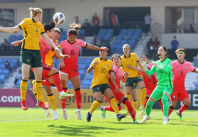 Clare Polkinghorne (1st L) of Australia heads the ball during the AFC Women's Asian Cup quarter final between Australia and South Korea (Photo by Thananuwat Srirasant/Getty Images)