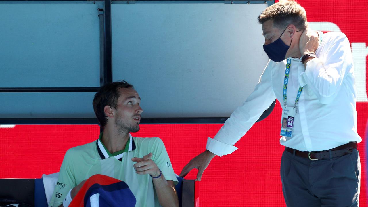 Russia's Daniil Medvedev takes rest between the games against Maxime Cressy of the US during their men's singles match on day eight of the Australian Open tennis tournament in Melbourne on January 24, 2022. (Photo by Aaron FRANCIS / AFP) / -- IMAGE RESTRICTED TO EDITORIAL USE - STRICTLY NO COMMERCIAL USE --