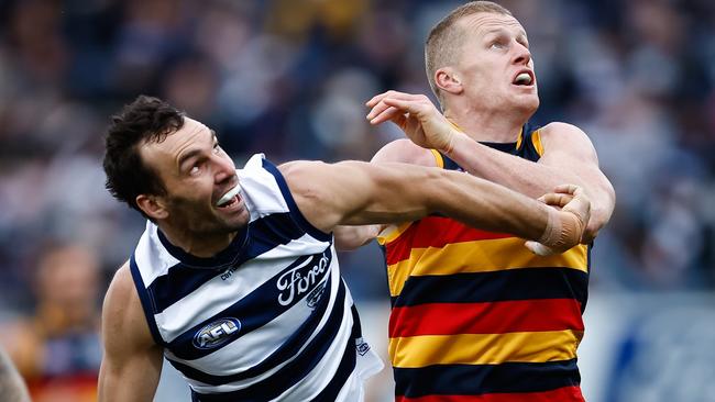 Jonathon Ceglar of the Cats and Reilly O'Brien of the Crows compete in a ruck contest during. Picture: Dylan Burns/AFL Photos via Getty Images