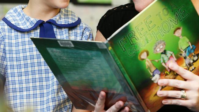 Mirrin Martin, 7 and Elisha Clayton, teacher librarian, take part in the Premiers Reading Challenge, at Woodport Public School. Picture:Peter Clark