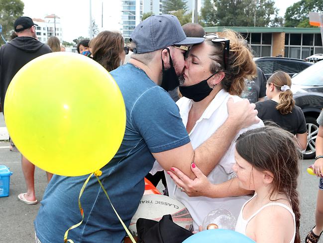 Pictures of families doing fathers day over the border barriers at Coolangatta.Sean Harapeet kissing wife Haylee Harapeet.5 September 2021 Coolangatta Picture by Richard Gosling