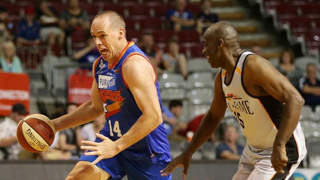 Rupert Sapwell (left) in action in the NBL Legends Game. Picture: Sarah Reed.