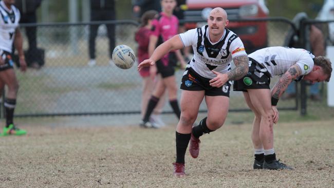 Picton’s Jarrod Brackenhoffer gets his pass away. Picture Steve Montgomery