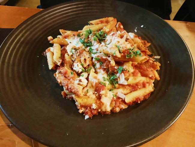 Penne con pollo in a rose sauce