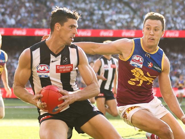 MELBOURNE, AUSTRALIA - SEPTEMBER 30: Scott Pendlebury of the Magpies evades Hugh McCluggage of the Lions during the 2023 AFL Grand Final match between the Collingwood Magpies and the Brisbane Lions at the Melbourne Cricket Ground on September 30, 2023 in Melbourne, Australia. (Photo by Michael Willson/AFL Photos via Getty Images)