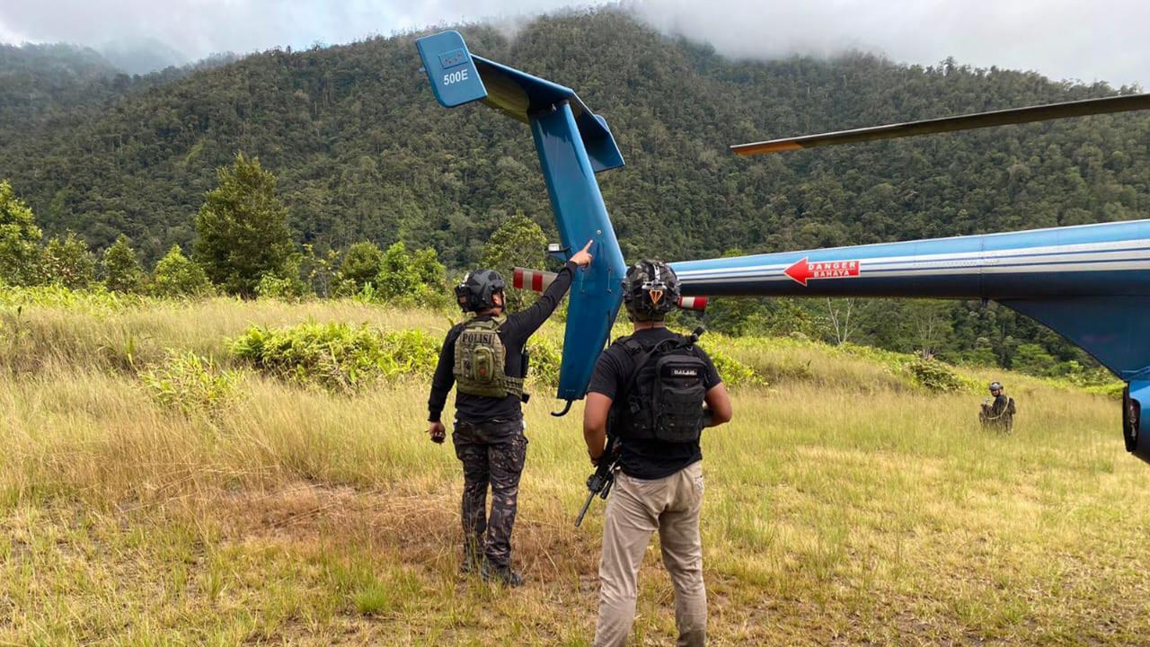 Police lead an investigation at the site where New Zealand helicopter pilot Glen Malcolm Conning was shot dead by rebels. Picture: Handout/Cartenz Peace Task Force/AFP