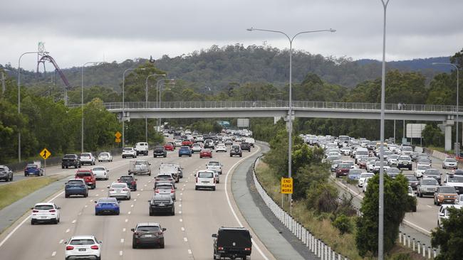 Slow moving traffic along the M1 near Oxenford, Gold Coast. (AAP Image/Regi Varghese)