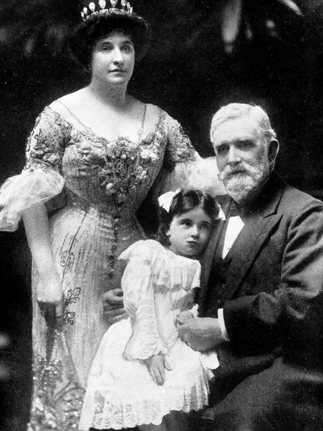 Dame Nellie Melba with her father, David Mitchell, and Nellie Paterson, her niece.