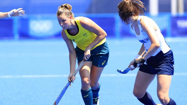 Maddy Fitzpatrick In action for the Hockeyroos. Picture: Adam Head.