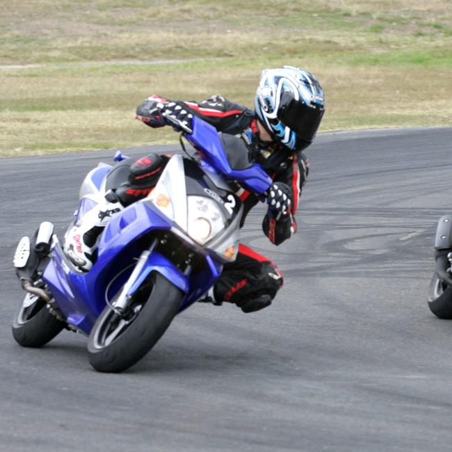 OCTOBER 16, 2006:24 hour scooter endurance trial at Gold Coast Parklands. Omar Khalek, current record holder, (red) and Mark Brown last years record holder (orange). PicJono/Searle