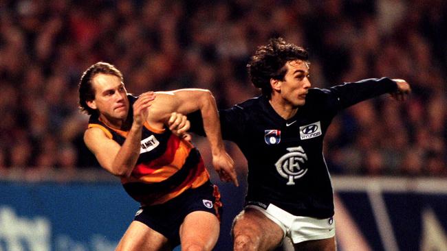 Tony Modra goes head to head with Carlton fullback Stephen Silvagni.