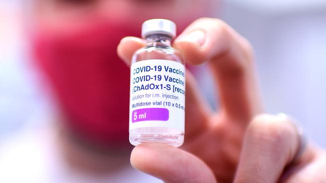 Australia’s employees strongly back mandatory vaccination and regular testing for Covid-19 in the workplace. Picture: NCA NewsWire / Dan Peled