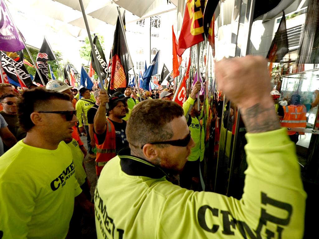 Hundreds of CFMEU members have stormed the Brisbane CBD in a volatile protest that stopped traffic and saw a glass door smashed. Picture: Lyndon Mechielsen