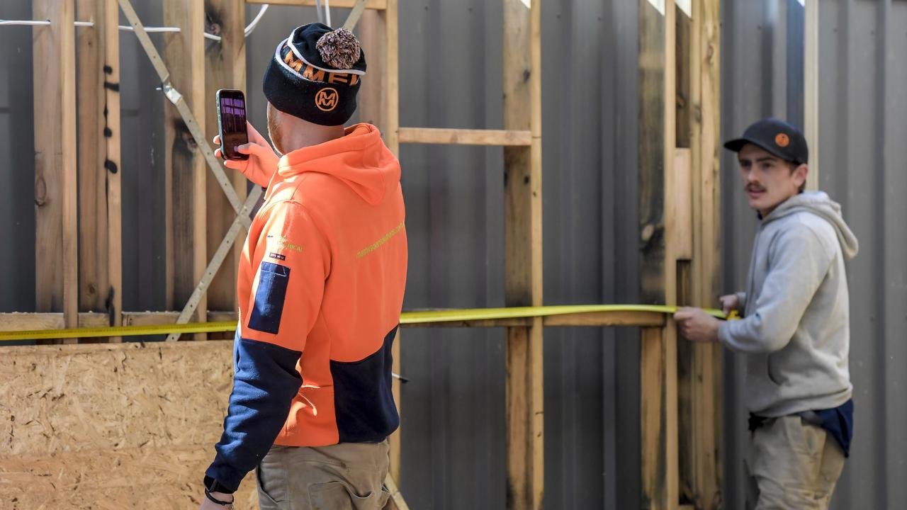 Apprentice tradies like bricklayers, electricians, plumbers, carpenters and joiners will be able to access the $10,000 incentive under a re-elected Labor government. Picture: NewsWire/ Roy VanDerVegt