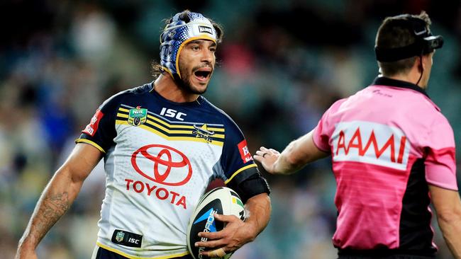 Johnathan Thurston argues with Gavin Badger during the Sydney Roosters v North Queensland Cowboys Semi-Final game at Allianz Stadium. pic Mark Evans