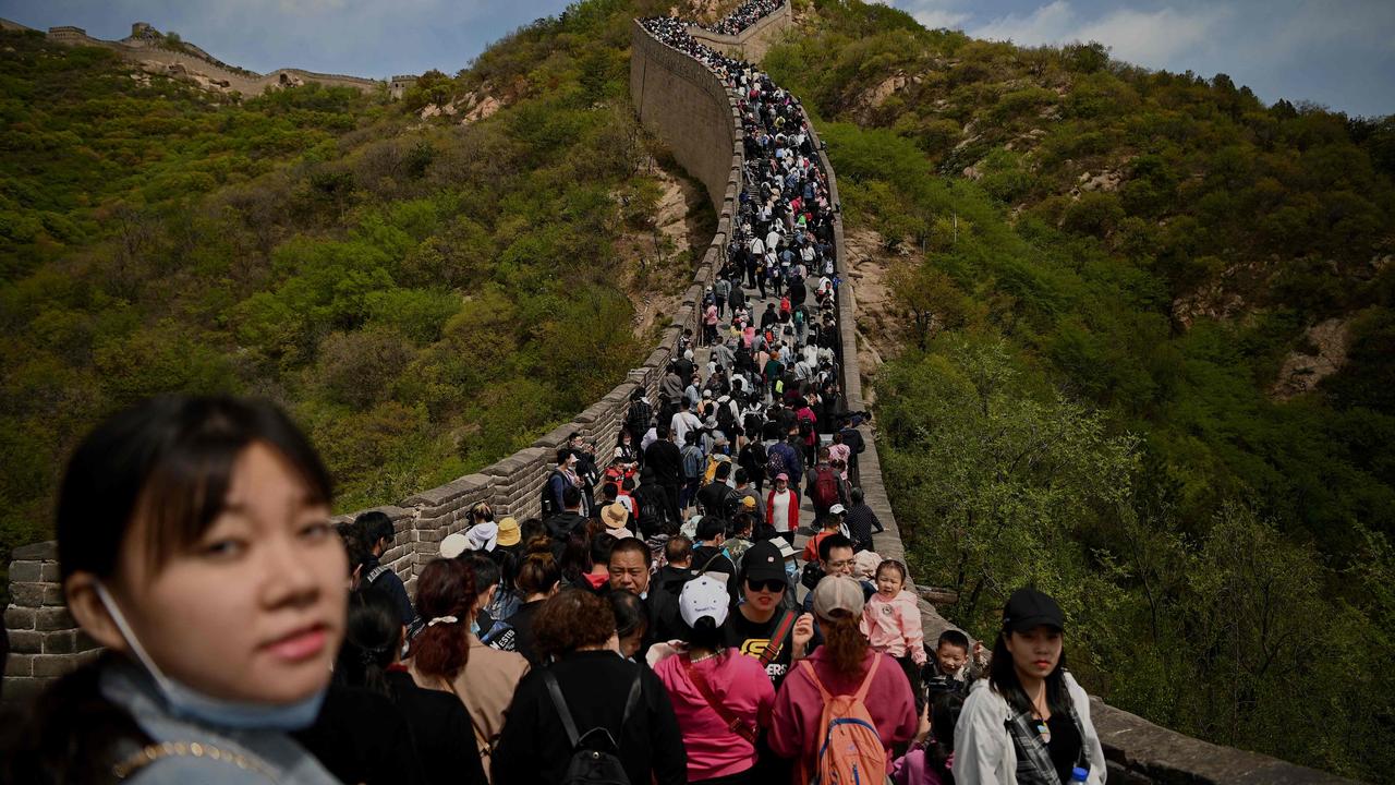 Thousands Tourists Visit Daily Chinese Wall Stock Photo 138458411