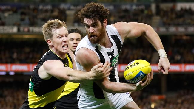 Tyson Goldsack is tackled by Jack Riewoldt. (Photo by Adam Trafford/AFL Media/Getty Images)