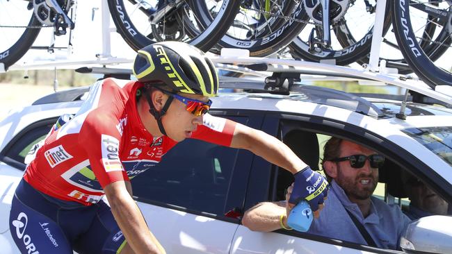 Matt White hands drinks to Caleb Ewan. Picture: Sarah Reed