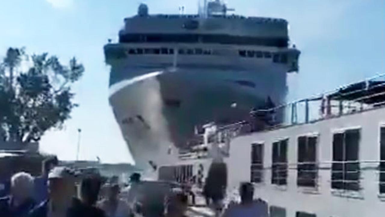 cruise ship crashes venice