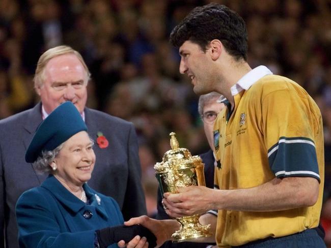 NOVEMBER 6, 1999 : Queen Elizabeth II hands William Webb Ellis trophy to Wallabies captain John Eales after Australia defeated France in 1999 World Cup final at Millennium Stadium in Cardiff, Wales, 06/11/99.RoyalsRugby Union page 43//// 2 cols, B&W .... NOVEMBER 6, 1999 : Queen Elizabeth II hands William Webb Ellis trophy to Wallabies captain John Eales after Australia defeated France in 1999 World Cup final at Millennium Stadium in Cardiff, Wales, 06/11/99.RoyalsRugby Union