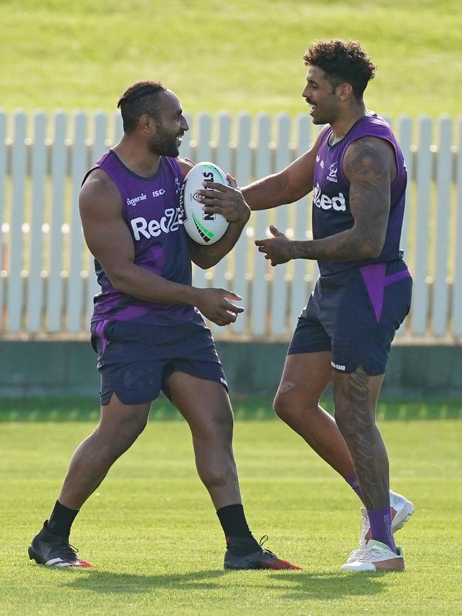 Olam learning new plays with Josh Addo-Carr.