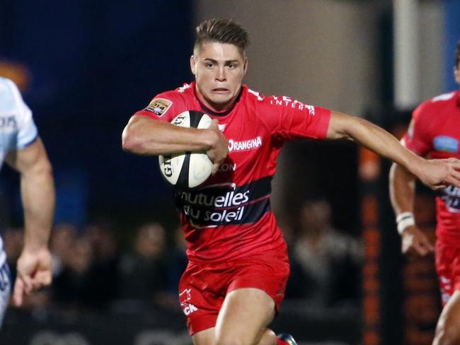 RC Toulon's Australian fullback James O'Connor runs with the ball during the French Top 14 rugby union match between Racing Metro 92 and RC Toulon on August 30, 2014, at the Yves du manoir Stadium in Colombes, outside Paris. AFP PHOTO / THOMAS SAMSON