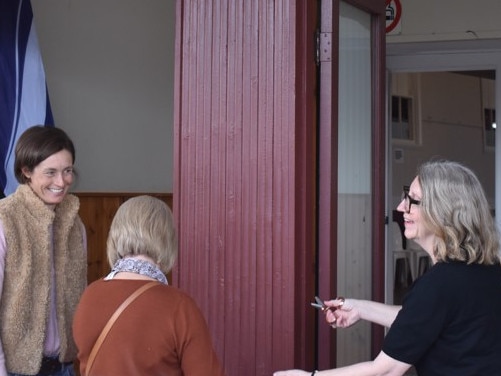 Mayor Hamilton (Left) with councillor Carla Pidgeon and Windle at Allora Community Hall. August 7, 2024. (Photo: NRM)