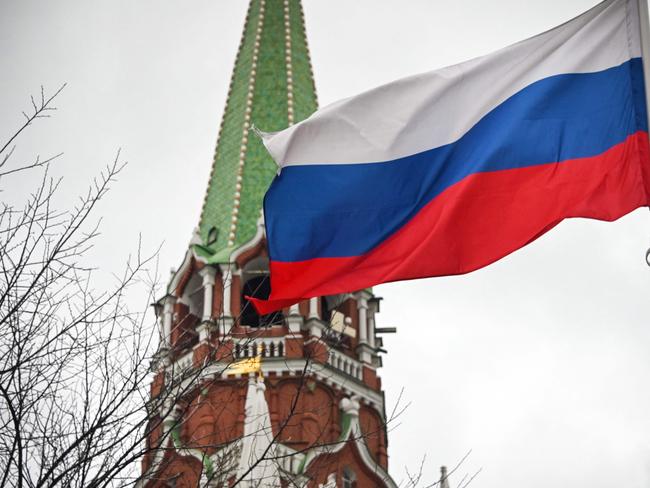 A Russian flag waves next to one of the Kremlin towers in downtown Moscow on February 26, 2022. - Ukrainian forces repulsed a Russian attack on Kyiv but "sabotage groups" infiltrated the capital, officials said Saturday as Ukraine reported 198 civilians killed in Russia's invasion so far. (Photo by Alexander NEMENOV / AFP)