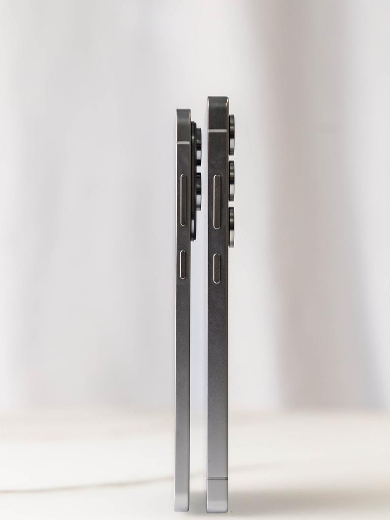 The S25 Edge (left) and S25 Ultra.