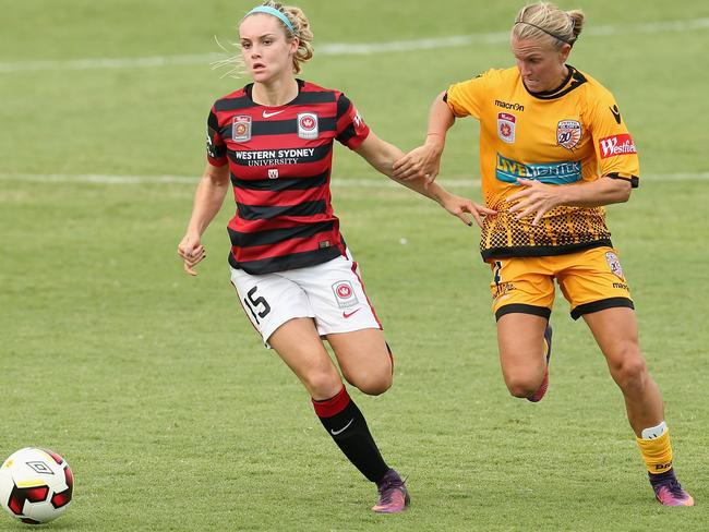 Ellie Carpenter of the Wanderers is challenged by Alyssa Mautz of the Glory during at match against Perth Glory. Photo by Jason McCawley/Getty Images