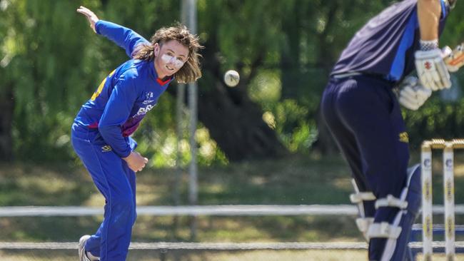 Sam Gove bowling for Frankston Peninsula. Picture: Valeriu Campan