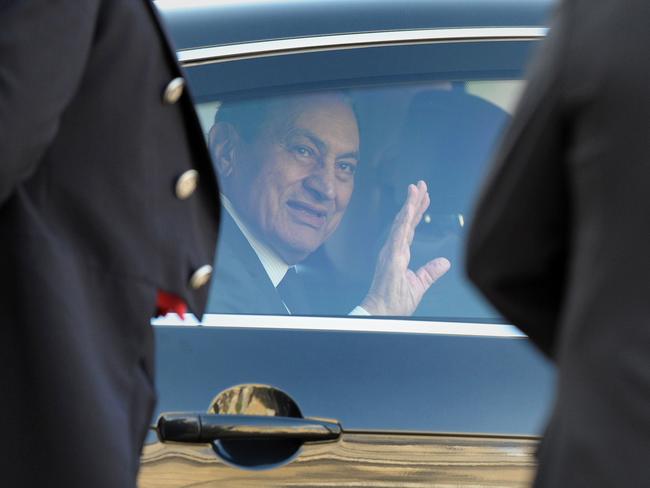 (FILES) A file photo taken on July 05, 2010 shows Egyptian President Hosni Mubarak waving when leaving the Elysee presidential palace following a meeting with French President Nicolas Sarkozy. Picture: AFP