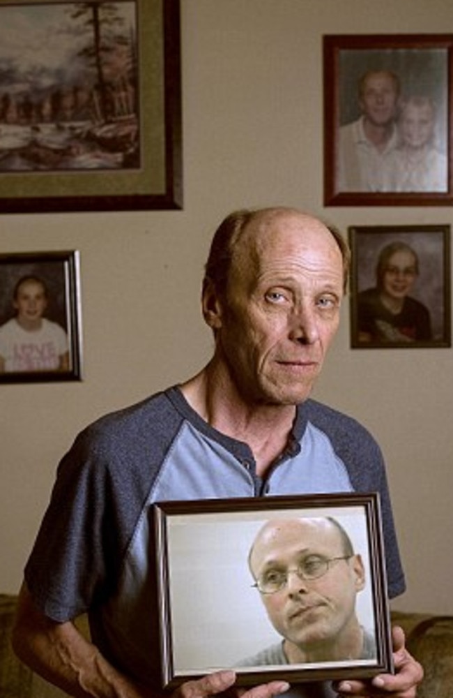 Identical twin brother, Harry David Moore, with a photo of his killer brother who he ate pizza with before the execution. Picture: Associated Press