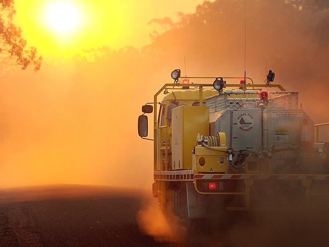 Rural fireys head up to the end of Sunnyside Drive, Susan River to control a fire.Photo: Alistair Brightman / Fraser Coast Chronicle