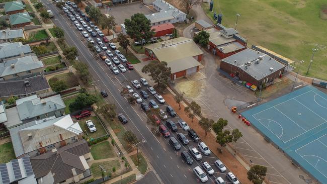 The line for a drive through Covid-19 testing site in Mildura on Monday. Picture: NCA NewsWire / Darren Seiler