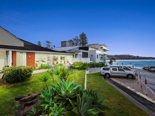 A special position three houses from the northern cliff edge.