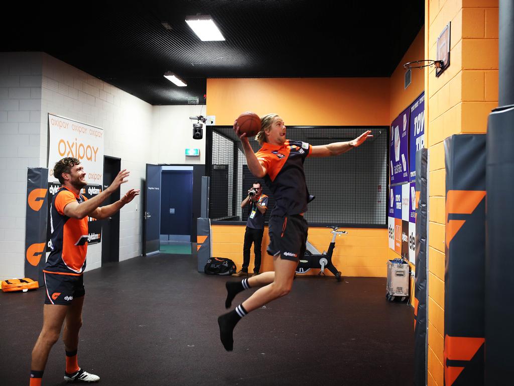 Harrison Himmelberg warms up with some basketball. Picture: Phil Hillyard