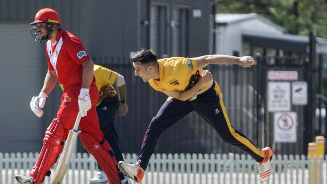 Kurt Heigl bowling for Kingston Hawthorn. Picture: Valeriu Campan